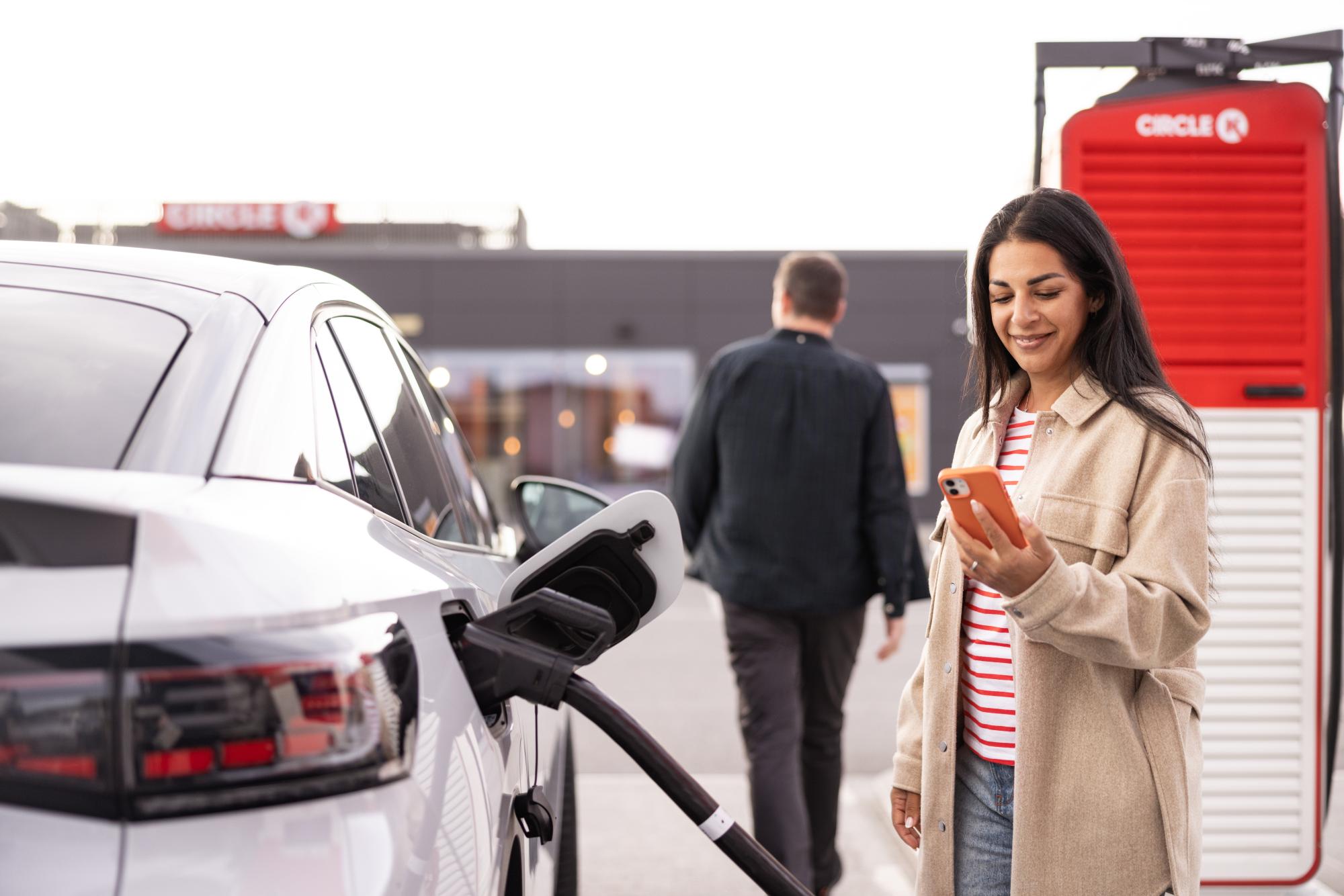 En kvinne lader bilen sin på Circle K