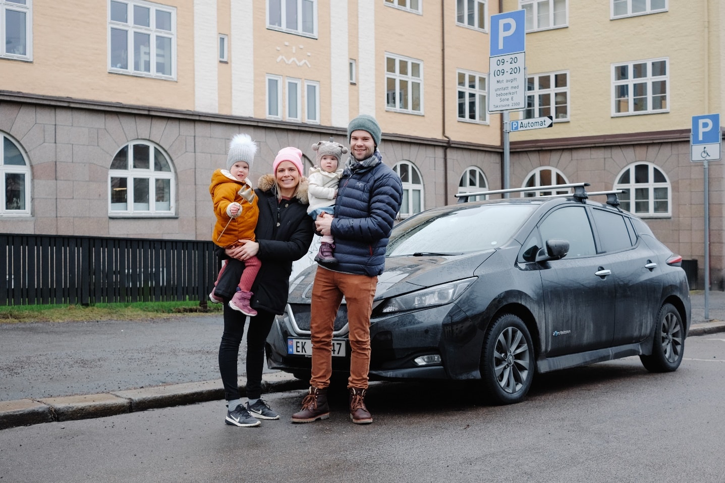 Småbarnsfamilie uten lader hjemme – slik håndterer de lading!