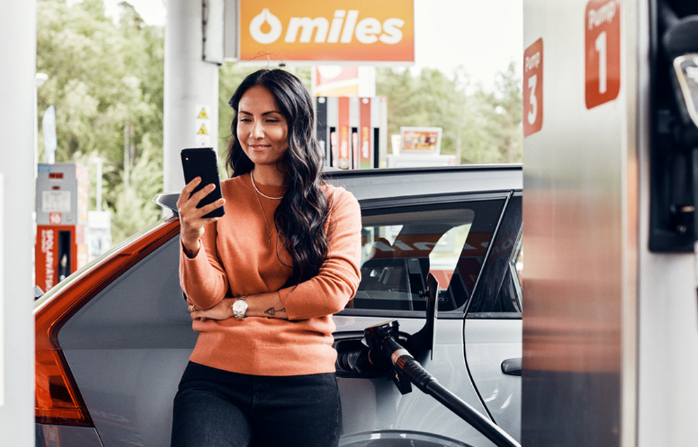 Sjåfør betaler for drivstoff med mobilbetaling