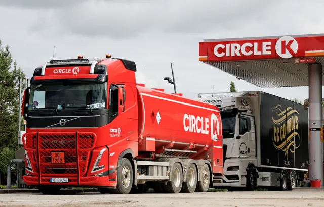 2 tunge kjøretøy utenfor en Circle K stasjon