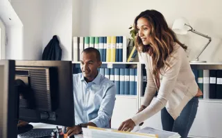 2 personer ser på pc