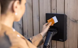 Bilde av dame som tæpper kortet på lader