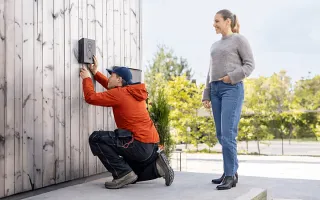 Bilde av mann og dame som installerer lader 