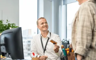 bilde av mennekser på kontor med firmakort