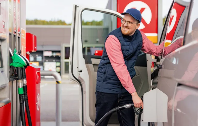 Man fueling his truck