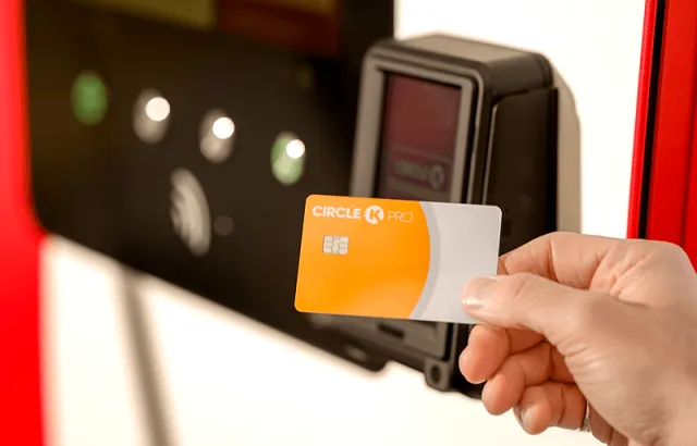 bilde av firmakort og lader 